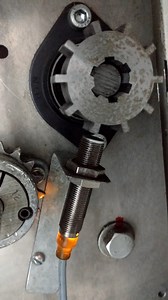 SENSOR INDUCTIVO Sensor industrial para la deteccion de metales su nombre viene por la propiedad de utilizar una bobina interna la cual crea una induccion magnetica, que al detectar presencia metalica esta induccion cambia o se deforma por que en ese momento manda una salida de voltaje. | Capacitacion Industrial