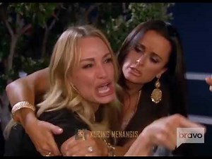 Angry girl yelling at the confused cat original video || Facebook viral meme.