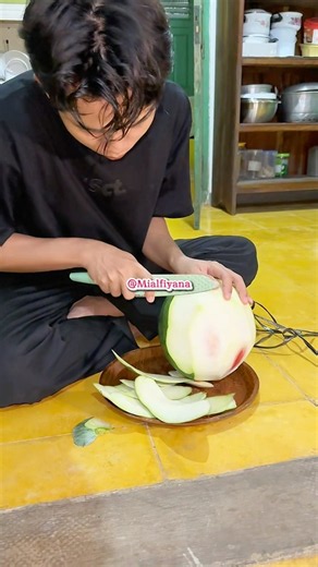 IGUN PEELS A WATERMELON