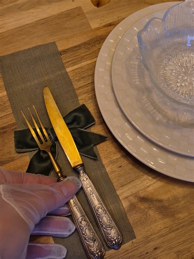 Dearest Gentle Reader, despite finding numerous Bridgerton-inspired dinnerwares, I knew I mere only look into my own cupboards to create a dinner party worthy of the new season... #bridgerton #diy #dinnerparty #budget #reuse