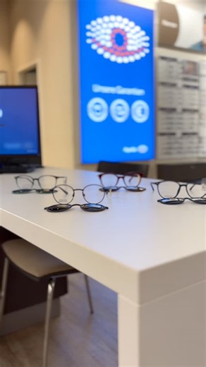 brawoparkbraunschweig on Instagram: "Eine Brille - mehrere Looks! 😎✨ Mit den Clip-On-Brillen von @apollo.optik habt ihr Sonnenschutz im Handumdrehen! Einfach den Clip auf die Brille, und fertig ist der neue Look 🌤️ Perfekt für den Alltag & super praktisch unterwegs! #BraWoPark #Braunschweig #ApolloOptik #ClipOnBrille"