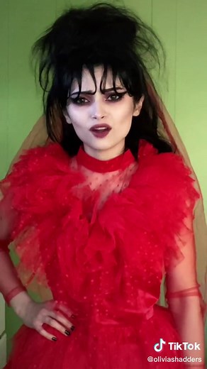 Lydia Deetz Costume Ideas for Halloween Cosplay | Winona Ryder Beetlejuice Outfit