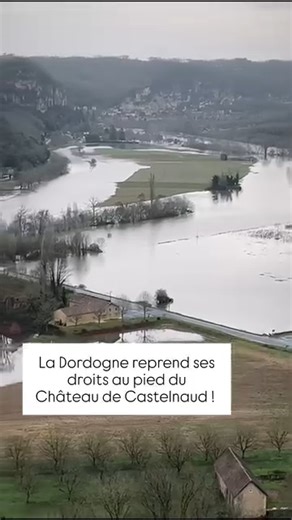 La Dordogne déborde de son lit et inonde la vallée au pied du Château de Castelnaud. Le spectacle est saisissant ! Nos pensées vont vers les personnes qui sont touchées par les inondations 🙏 | Château de Castelnaud-la-Chapelle