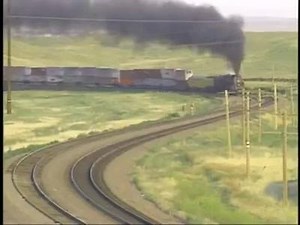 La 4-6-6-4 Challenger, una versión aligerada de la Big Boy de la Union Pacific del año 1943, nos demuestra las capacidades del vapor remolcando una composición con 143 vagones portacontenedores, de dos pisos, llevando el tren a 56 km/h en una pendiente de cierto empaque. | Vía Libre. La revista del ferrocarril