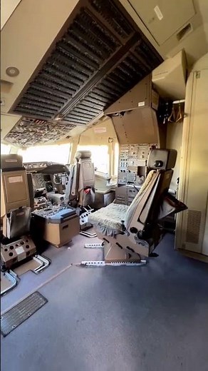 Boeing 767 Cockpit Tour: Inside the Flight Deck
