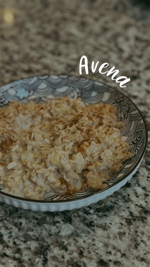 Avena fácil y rápida 🥣 Hierve 2 tazas de leche con manzana picada, vainilla, canela y azúcar al gusto. Cuando empiece a hervir, agrega la avena y cocina de 3 a 4 minutos. Lista para disfrutar. Avena de mamá y la abuela, clásica y deliciosa. VIDEOMAKER @lorena_fonsecah #avena @HexClad