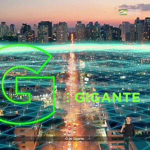 O Brasil do futuro é 5G. G, de gigante! E, para deixar esse legado gigante, o Governo Federal, por meio do Ministério das Comunicações, vai realizar o Leilão da Internet 5G, que vai potencializar o que o Brasil já tem de melhor: os brasileiros. 5G, um novo Brasil pra você. Acesse e conheça todos os benefícios do 5G em gov.br/5G. #Leilãodo5G #ParaTodosVerem A publicação trata-se de um filme. Na primeira cena, vemos uma cidade com o céu amarelado e, em evidência, vemos uma torre de tecnologia emit