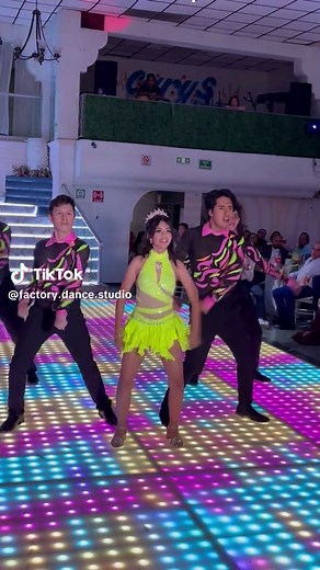 Factory Dance Studio: Aprendiendo a Bailar en X Años