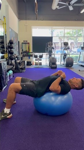 How to perform Stability Ball Crunches - with Coach Filipe Freitas