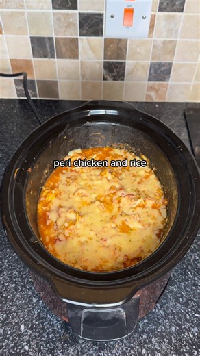 Pearse Esler | Online Coach on Instagram: "Pulled Peri Peri Chicken & Rice🔥 Save this for later🤝 DM / Comment “E-Book” & I’ll send you across my recipe e-book📕 Serves 4🤝 What you’ll need below: 👇🏼 - 600 Chicken - 500G Pilau Rice (Use whatever) - 30G Nando’s Sauce - 1 Tin of Chopped Tomatoes - Peri Peri Salt - Chilli Powder - 50G Light Cheese - 15G Tomato Pure - 1 Chicken Stock Cube Total Macros ⬇️ (THE WHOLE POT) - 1531 Calories - 162G Protein - 141G Carbs - 40G Fat Divide into 4 separate