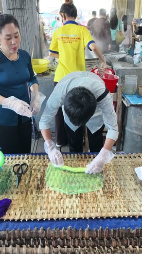 越南芹苴蔡讓水上市場（Cai Rang Floating Market，Chợ nổi Cái Răng），特產水上屋中體驗製作越南粿條 (Hủ Tiếu)。