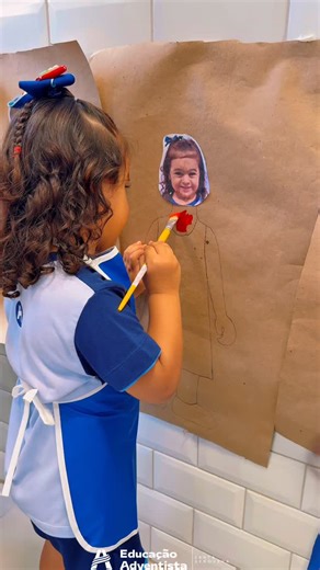 Colégio Goianiense Adventista - CGA on Instagram: "🎨 Colorindo o corpo humano Durante esta semana, os alunos do maternal estão aprendendo sobre o corpo humano. Na atividade, a professora desenhou a silhueta do corpo no papel e as crianças puderam pintar, explorar e reconhecer as partes do próprio corpo. Além de se divertirem, aprenderam de forma lúdica e significativa 💛"