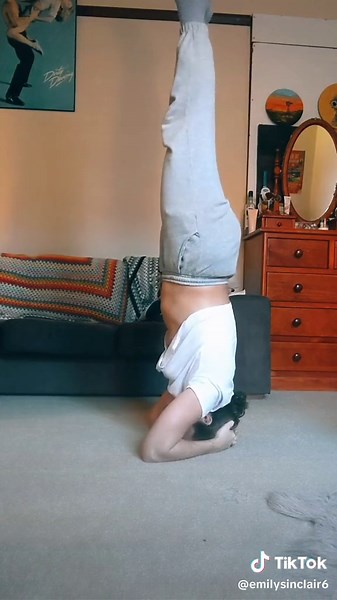 So close 😂 #headstand #fail #yoga #theneighbourhood #sweaterweather #headstandchallenge #handstandchallenge #handstand #fyp #challenge