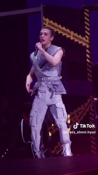 Stray Kids Hyunjin Back Door Dance Performance