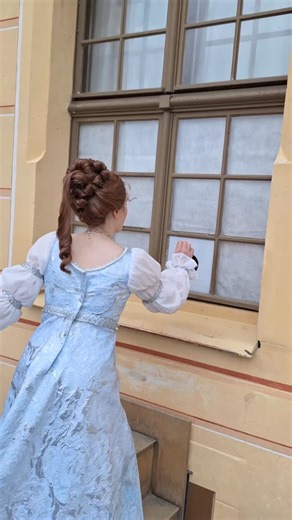 Najdeš mě v bezčasí on Instagram: "Ušila jsem si Popelčiny šaty, jela s kamarádkou přes celou republiku až na Moritzburg a takhle to dopadlo 😌🥹💙 Paruku mi česala nejúžasnější @any._.books 🫶 Btw na TikToku lidi pobavily mé ponožky... ehm pro moji obhajobu byla fakt obří zima 😂 #popelka #trioriskypropopelku #cosplay #fyp #siti #fypシ゚ #ceskyinstagram #kostym #saty #pohadka #vanoce"