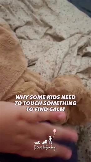This little girl always fidgets with the skin on her mom’s hand. Whether they’re out walking, reading a book, or when she’s falling asleep… Kids’ bodies are smart – they know when the nervous system needs calm and can start actions that stimulate one or more of the primary senses. Here, it’s the sense of touch being stimulated. There are especially many tactile sensory cells in the fingertips, around the mouth, under the feet, and near the genital area. That’s why kids often try to stimulate the