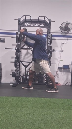 Split Stance Plate Lift #core #obliqueworkout#strength #football#athletic#legs #lifts#chops#nfl#mlb