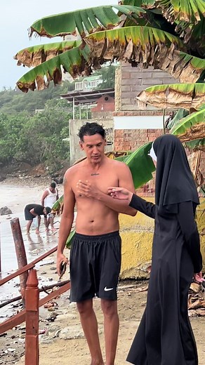 Broma Divertida en la Playa con Desconocidos