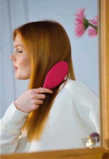 Jedna i jedina! Uvijek najbolja!🥰 Kraljica četki, fenomenalna WetBrush Magična četka! ✨ ✨Wet Brush™ - Čarobna Četka ✨Magija Wet brush-a je u specijalno formuliranim IntelliFlex™ iglicama. IntelliFlex™ iglice su tanke, čvrste i veoma fleksibilne. 💞 Posjeduju tzv. umnu fleksibilnost, ujedno su veoma čvrste. Prilagodljiva fleksibilnost IntelliFlex™-a isključuje natezanje, oštečenja, trganje i čupanje kose. ✨Kosa ne puca i ne opada. Nudi zdravo češljanje i raščešljavanje, stvara perfektan prijelaz