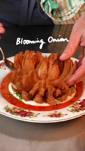 Here’s how to make the perfect blooming onion 🤤 👩‍🍳Made by Chef Alanna Sapwell-Stone #bloomingonion #pubfood #friedfood #onionrings #chefrecipe