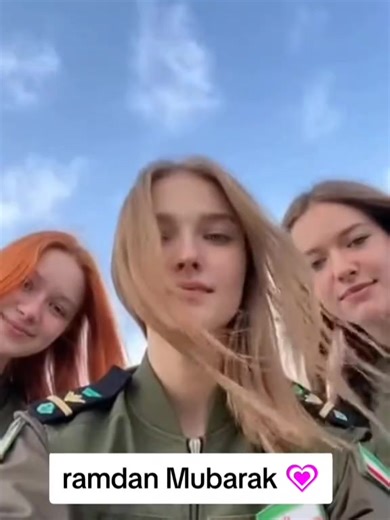 tentara wanita cantik menyuarakan kebebasan.
