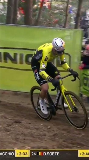 Wout van Aert DOWN 😮 Amazingly, the Belgian manages to keep moving and doesn’t lose any ground 🙌