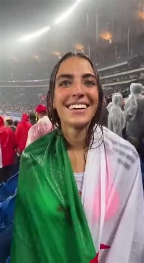 مشجعة جزائرية تُعبّر عن الفرح بفوز منتخبها في كأس إفريقيا
