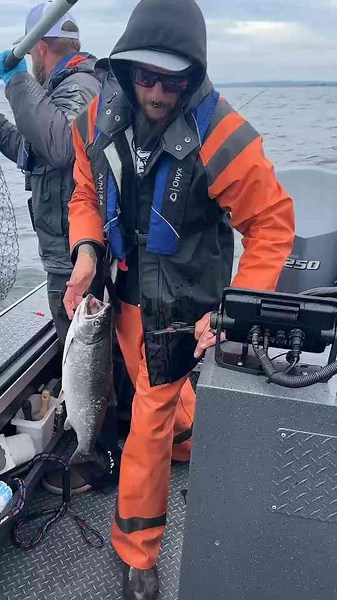 A Perfect Day at the Buoy 10 Fishery – River Fishing Fun