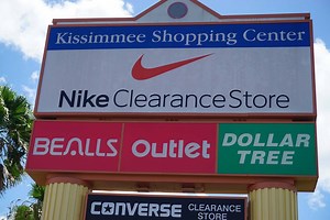 Kissimmee Clearance Center - Orlando En este video te mostramos el Shopping de Clearance que debes visitar sí o sí. Nike, Tommy Hilfiger, Converse, Hurley, Disney Clearance Store, o Dollar Tree, son algunas de las tiendas que encontrarás en este Centro Comercial. ¡Los precios son increíbles! ¡Felices Compras! Suscríbete a nuestro canal de YouTube para ver más videos como este. Dirección: 4673 West Irlo Bronson Highway, Kissimmee, FL 34747 (Hwy 192 between mile markers 13 & 14) Music: Royalty Fre