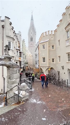 Altoadigedascoprire ®️ Luciano Bernardi on Instagram: "Il Cuore Bianco di Bressanone ❄️🏛️ C’è un istante preciso in cui Bressanone smette di essere una città e diventa un carillon. È iniziato tutto all’improvviso: i fiocchi, grandi come petali, hanno cominciato a scendere fitti, avvolgendo le facciate colorate e i portici in un abbraccio silenzioso. Cammino lungo l’Isarco e davanti a me la prospettiva si apre sulla via principale: è un mondo ovattato, dove ogni passo sembra un segreto sussurrat