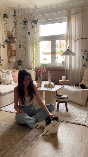 Yasmin on Instagram: "Anzeige/ Bei mir ist der neue @eufylife Saug-und Wischroboter E28 eingezogen. Der große Unterschied zu dem E25er Modell ist der tragbare Tiefenreiniger. Für mich der absolute Gamechanger!😍 Mit 2 Kids und 2 Katzen sind bei uns Textilien wie Teppiche oder Sofas oft mit Flecken bestückt, die von nun an Ruckzuck weg sind.🧹 Der tragbare Tiefenreiniger erfüllt alle Reinigungsansprüche – selbst bei hartnäckigen Flecken. Während ihr euer Sofa reinigt, kümmert sich der Saugroboter