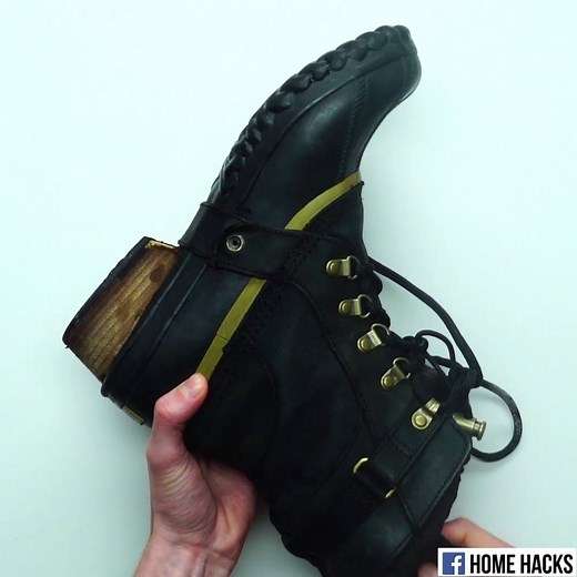 This trick works really well. It's important to keep your feet warm during the winter! | Home Hacks