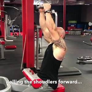 📝FORM CHECK - CLOSE GRIP PULLDOWN⤵️ ❌STOP THIS❌ Rolling the shoulders forward, which brings tension onto the biceps. This is usually done when the weight is too heavy to begin with... ✅DO THIS✅ Slightly lean back and focus on rolling both shoulders back. Also, keep both elbows tucked into the sides of the body. This will encourage your lower lats to contract and not the biceps... ➡️ Get our "Dumbbell Muscle Building Series" for FREE: https://www.renshawspt.com/workout-series ➡️ Build Muscle Aft