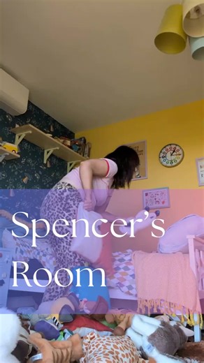 This room came with a very clear brief: dinosaurs, sharks, colour, and space for Lego 🦖🚀🦈 He wanted his toys out where he could see them and actually play with them, not hidden away in boxes. So everything has a place he can reach, and a little book corner just for him. It’s not about keeping it perfect — it’s about giving him a space that feels like his and works for how he actually uses it.