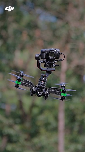 Fluidez absoluta. Control total. 🔓 El setup soñado: DJI SDR Transmission RS 3 Pro FPV. 💭 ¿Listo para tu próxima historia cinematográfica con esta combinación? 🎥: MAXFPV #DJIRonin #DJISDRTransmission #RS3Pro #EstabilizadorParaCamera #estabilizador #Videografia #BTS | DJI
