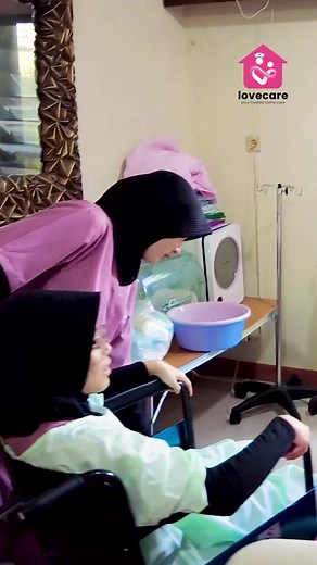 Untuk memindahkan pasien dari tempat tidur ke kursi roda, diperlukan teknik khusus untuk menghindari risiko cedera, baik bagi perawat maupun pasien. Simak langkah-langkahnya pada video di atas, ya! #JagaPakeHati #TrustedHomeCareApp #ButuhHomecareIngatLovecare #memberipakehati #gangguantidur #lansia #kursiroda #mobilisasipasien #lansia #foryoupage #fyp