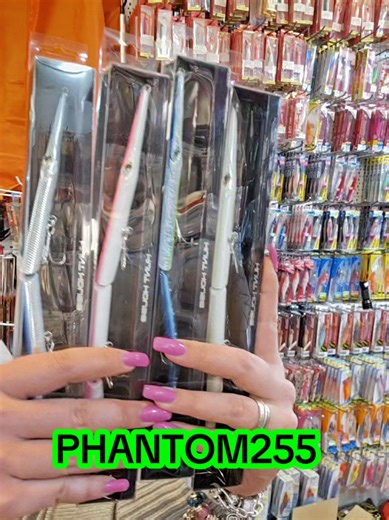 Το Phantom 255S Jointed είναι ένα βυθιζόμενο τεχνητό δόλωμα αρθρωτής κατασκευής τριών τμημάτων, σχεδιασμένο για απόλυτα ρεαλιστική προσομοίωση ζαργάννας, με έντονη S-κίνηση και φυσική πλευρική ταλάντωση ακόμη και σε πολύ χαμηλές ταχύτητες ανάκτησης