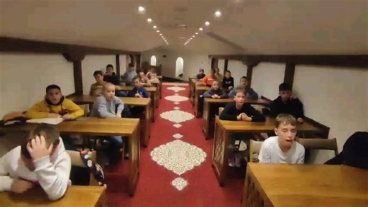 Sabahudin Jerebičanin on Instagram: "Počeli smo sa zimskim večernjim kursom pod nazivom „U OKRILJU IMANA“, namijenjenim našim najmlađima, kroz program koji obuhvata edukativne islamske igrice, hadise, arapski jezik, osnove islamskog vjerovanja te edebe i manire lijepog ponašanja. Ono što je nekada bila samo ideja — da se potkrovlje džamije pretvori u učionicu i divanhanu — danas je, Allahovom voljom, postalo stvarnost, zahvaljujući svijesti i trudu naših dobrih džematlija"