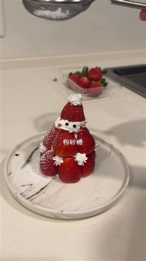 ラクライフ夫婦 on Instagram: "【材料3つ】ミニクリスマスケーキ🍓🤍 ・ ・ ・ #christmas #クリスマス #クリスマスケーキ #クリスマスパーティー #クリスマスレシピ"