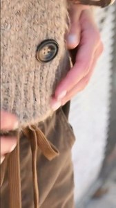 Whenever in doubt, add a splash of color 🍁Our floral scarf in autumn tones does it effortlessly.