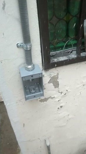 Instalación de tubo flexible y caja FS para contacto duplex