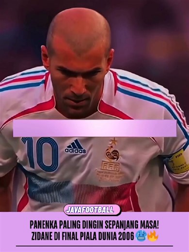 Final panas di FIFA World Cup 2006 Final, tekanan miliaran pasang mata, dan menit ke-7 jadi saksi keberanian luar biasa. 😳 Zinedine Zidane melangkah ke titik putih menghadapi Gianluigi Buffon. Bukannya menembak keras, ia memilih Panenka lembut yang membentur mistar lalu masuk ke gawang. Stadion hening sepersekian detik… lalu meledak! 🥶⚽ Di laga sebesar final Piala Dunia, hanya pemain dengan mental baja yang berani melakukan itu. Terlepas dari akhir ceritanya, momen ini tetap jadi salah satu pe