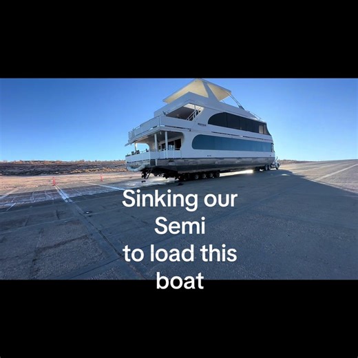 Loading a Monster Houseboat at Lake Powell