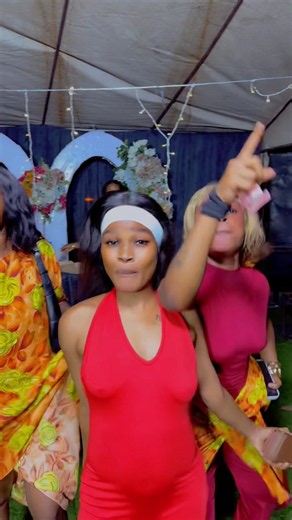 Tajiri mideko mrs Bilo anafikisha salamu akiwa na pambe zake. African music dance style.