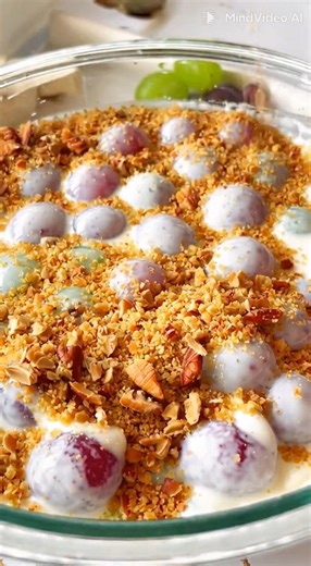 Quick & Easy Grape Salad Ingredients Grapes: 2 lbs green seedless grapes and 2 lbs red seedless grapes. Creamy Base: 8 oz cream cheese (softened), 8 oz sour cream, 1/2 cup granulated sugar, and 1 tsp vanilla extract. Topping: 1/2 cup brown sugar (packed) and 1 cup chopped pecans. Instructions Prepare the Grapes: Wash and dry the grapes thoroughly. Remove stems and leave them whole for the best texture. Mix the Dressing: In a large bowl, beat the softened cream cheese, sour cream, granulated suga