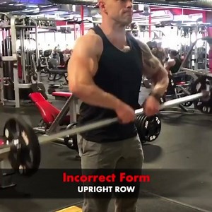 📝FORM CHECK - UPRIGHT ROW⤵️ ❌STOP THIS❌ Don’t use a close-grip. This will cause the shoulders to slightly internally rotate, risking rotator cuff injury. Many guys think this is a useful Trap exercise... well it’s not, there are far better movements ✅DO THIS✅ Use a shoulder-width grip and slightly lean into the movement. Also, only allow the bar to go up to sternum level. This is an optimal angle for working the deltoids💯 ➡️ Get our "Dumbbell Muscle Building Series" for FREE: https://www.rensh