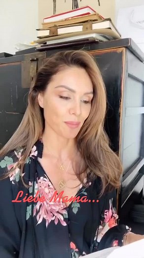 Mütter schreiben ihren Töchtern Briefe zum Muttertag