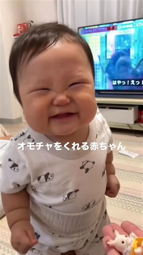 実況ベイビー👶🎤 on Instagram: "パパにオモチャをあげて満面の笑みを見せる赤ちゃん👶 アナウンサー @jikkyo_baby が赤ちゃん動画に実況付け🎤 👶 tataz283さんよりご提供いただきました！ 実況は元テレビ東京の原田修佑です🎤 こんちには、実況ベイビーです👶 現役アナウンサーがみなさんの可愛いお子さん動画に実況つけています🎤 フォロー＆ LINE公式アカウントよりご応募お待ちしております🥺🎵 ※沢山の投稿、メッセージありがとうございます。 お返事等少々お時間頂きますがご了承くださいませ。 #実況ベイビー#赤ちゃん #パパ #おもちゃ #赤ちゃんのいる生活"