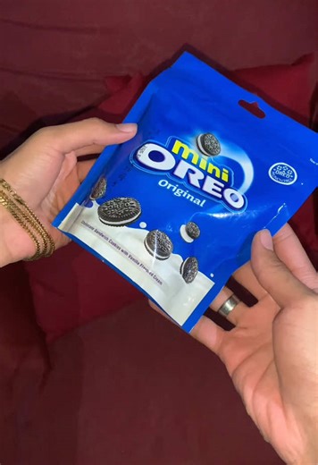 Trying This Mini Oreo That's So Yummy!