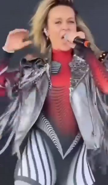 Gracias por tanta energía al cantar juntos … 🇺🇸⚡️🎤 Siguiente parada del #FeyUsaTour Chicago 13 de Marzo … Ahí nos vemos !!! Live Nation Latino Compra de Boletos: https://concerts.livenation.com/fey-usa-tour-2024-chicago-illinois-03-13-2024/event/04005F85CDB51266 | Fey